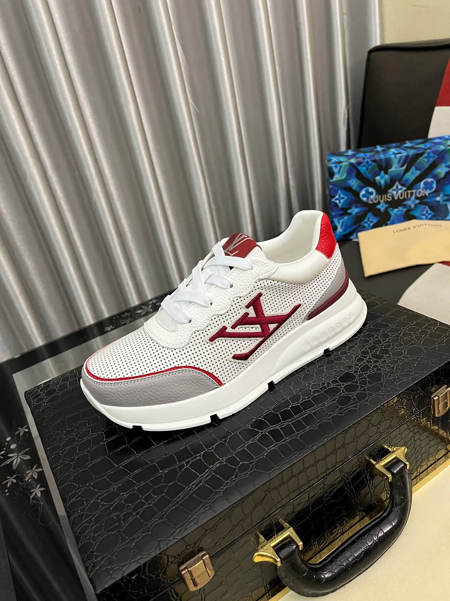 Men's shoes 💰440⌚️⌚️【LOUlS VUlTTON】Louis Vuitton ~ unique and casual style. LV counter purchasing 🏃casual shoes😍😍 are on sale at the men's counter at the same time. Italian imported brands select top-layer Italian cowhide. 🐑Sheepskin lining (refuses to discolor and rub feet) Sole: Original sole specially provided by the original factory 🎬Better in kind Code number: 38-446⃣️Color selection